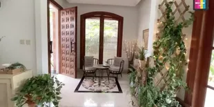 Bak Belanja di Butik, Intip Foto-foto Rumah Kontrakan Mewah Rina Nose yang Megah dan Punya Walk in Closet