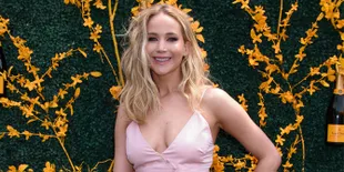 Bak Drama Korea, Jennifer Lawrence Minta Digendong Tunangannya di Depan Umum