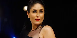 Bak Ratu, Kareena Pamer Baby Bump di Catwalk Lakme Fashion Week