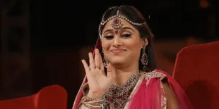 Bak Ratu Sesungguhnya, Soumya Seth Berendam di Kolam Penuh Bunga