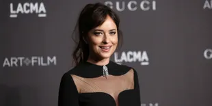 Balikan, Dakota Johnson Tunjukkan Sikap Keibuan ke Anak Chris Martin