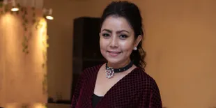 Bambang Trihatmodjo Rangkul Mesra Mayangsari, Tampil Serasi Pakai Batik