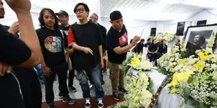 Band GIGI Datangi Rumah Duka Ricky Siahaan, Sempat Tempelkan Stiker di Peti Jenazah Ricky Siahaan