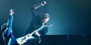 Band Metal Ini Baru Saja Gelar Konser Dalam Sebuah Kantor