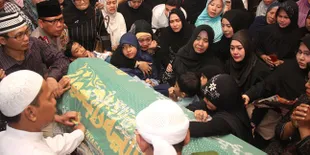 Bandel! Alasan Uje Minta Dimakamkan di Samping Ayahnya