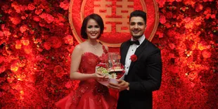 Bangga Budaya Indonesia, Vin & Nita Kompak Pakai Batik di India