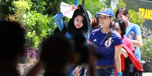 Bangga, Dewi Perssik Pamerkan Gelang Monte Karyanya