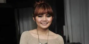 Bantah Galau, Rina Nose Pilih Momen Tepat Untuk Melepas Hijab