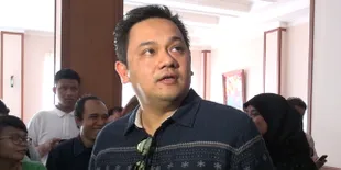 Bantah Numpang Hidup, Farhat Abbas Hanya Numpang Cinta ke Regina
