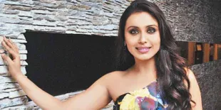 Bantu Keponakan Lakukan Ritual Agama, Rani Mukherjee Cantik