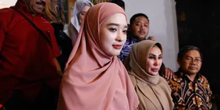 Baru Belajar Nekat Nyetir Sendiri, Mobil Baru Inara Rusli Kena Tabrak Pengendara Motor - Beri Uang Buat Berobat
