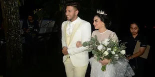 Baru Kembali Dari Bulan Madu, Irish Bella Isyaratkan Kehamilan?