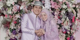 Baru Tiba di Lokasi Akad, Rizky Billar Naiki Eskalator Bersama Keluarga - Penampilannya yang Beda Jadi Sorotan