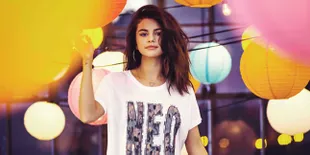 Basah-Basahan, Pose Panas Selena Gomez Bikin Gerah