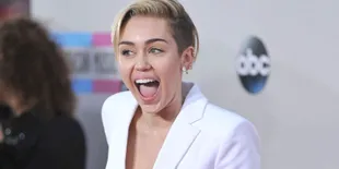 Batalkan Show, Miley Cyrus 'Dituntut' Fans Sendiri