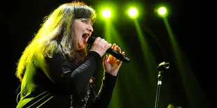 Bawakan Baby You're Mine, Penonton Basia Riuh