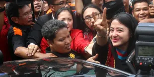 Bebas Bui, Dewi Perssik Acungkan 'Tanduk Setan'