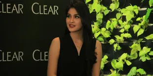 Bebas Ketombe dengan Keramas Bareng Sandra Dewi, Yuk!