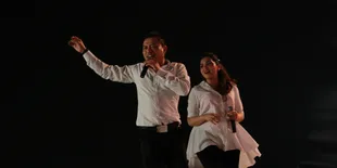 Beda, Anang Hermansyah Tampil di Konser Salam Tiga Jari