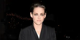 Beda Banget! Kristen Stewart Jadi Cantik Dengan Lipstik Merah
