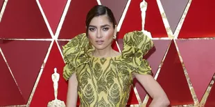 Beda, Seleb-Seleb Ini Pakai Baju Mencolok di Red Carpet Golden Globe