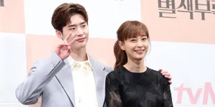 Beda Usia 10 Tahun, Lee Jong Suk dan Lee Na Young Cute di Preskon Drama