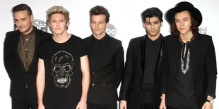 Begini Gaya One Direction Foto Bareng Kelima 'Kembaran'-Nya