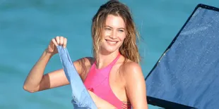 Behati Prinsloo Bangga Pamer Abs Seksi Usai Melahirkan 2 Anak