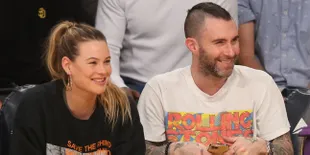 Behati Prinsloo Pamer Gaun Pernikahannya yang Belum Pernah Terungkap, Sempat Disobek Adam Levine
