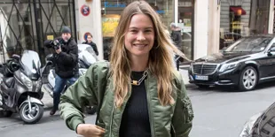 Behati Prinsloo Pamer Kaki Jenjang Jelang Victoria's Secret Fashion Show 2018