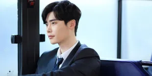 Behind The Scene Syuting Drama, Lee Jong Suk Pamerkan Senyum Cute