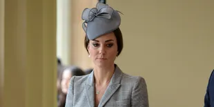 Belahan Rok Super Tinggi, Kate Middleton Ekspos Kaki Cantik