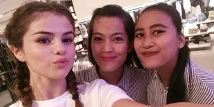 Jalan-Jalan di Indonesia, Selena Gomez Selfie Bareng Para Fansnya
