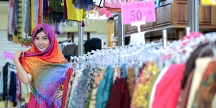 Belanja Hadiah Lebaran, Bella Shofie Blusukan di Pasar Grosir