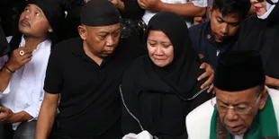 Belasan Ojek Online Datangi Makam Istri Tukul, Ada Apa?