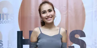 Beli Mobil Pakai Keringat Sendiri, Ayu Ting Ting Serba Salah