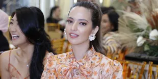 Beli Sate Naik Motor Dekat Rumah, Nia Ramadhani dan Keluarga Dikawal Ajudan