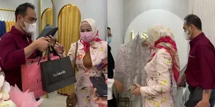 Beli Scarf Sampai 7 Juta, Ini Potret Venna Melinda dan Ferry Irawan Sibuk Cari Kebutuhan Seserahan