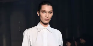 Bella Hadid Bantah Rumor Ciuman Dengan The Weeknd di Coachella
