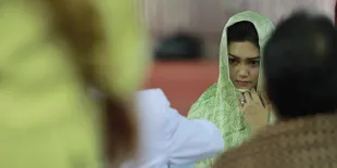 Bella Saphira Menitikkan Air Mata Saat Prosesi Ikrar Syahadat