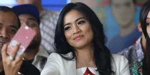 Beradu Adu Tatap Mata Tanpa Berkedip Sama Titi Kamal?