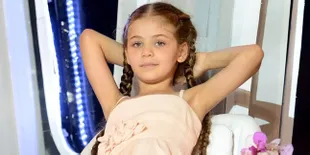 Berangkat Sekolah, Isabella Damla Gandeng Erat Teman Lelakinya