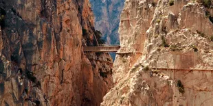 Berani Uji Nyali di Jalan Setapak Paling Mengerikan Sedunia Ini?