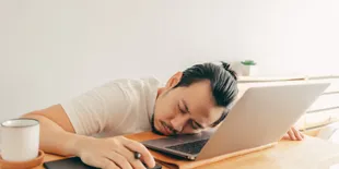 Berbagai &#8216;Penyakit&#8217; yang Sering Dialami Kaum WFH, Ada yang Kamu Banget?