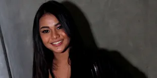 Berbagai Gaya Aurel - Tommy Rumengan Saat Pacaran, Awas Iri!