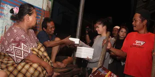 Berbagi Sahur, Siti Liza dan Tika T2 Pakai Sepatu Boot