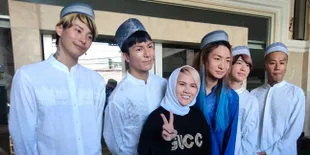 Berbagi Sembako ke Warga Prumpung, Evelyn Nada Anjani Kenalkan Islam Kepada DJ Shacho dan Member Repezen Foxx