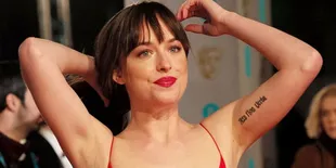 Berbalut Gaun Merah Tanpa Bra, Dakota Johnson Tampil Memesona