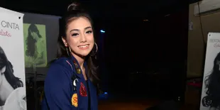 Berbibir Biru, Celine Evangelista Jadi Cantik Atau...?