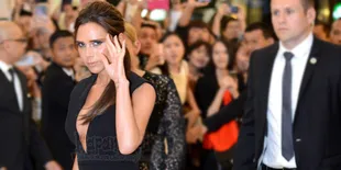 Berbunga-Bunga, Victoria Beckham Tampil Berbeda